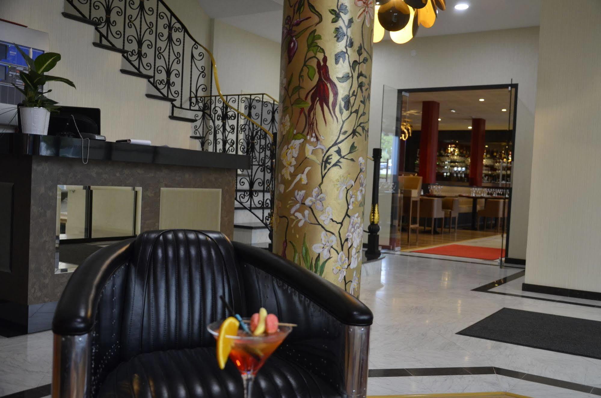 Le Grand Hotel Maubeuge Eksteriør billede