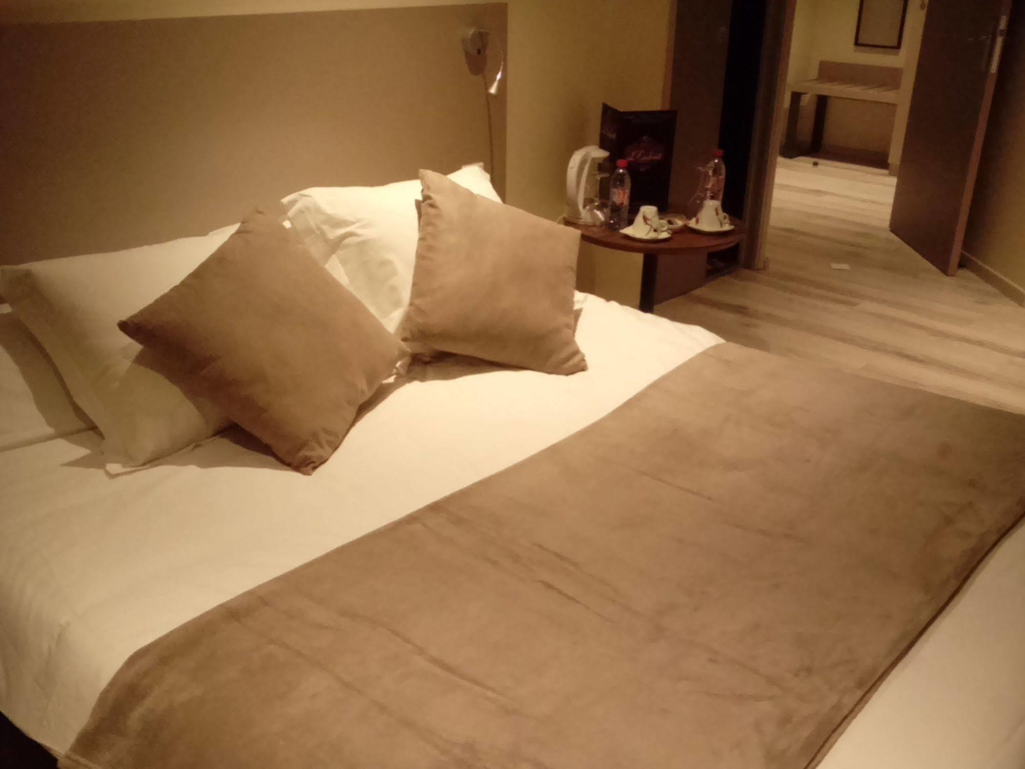 Le Grand Hotel Maubeuge Eksteriør billede