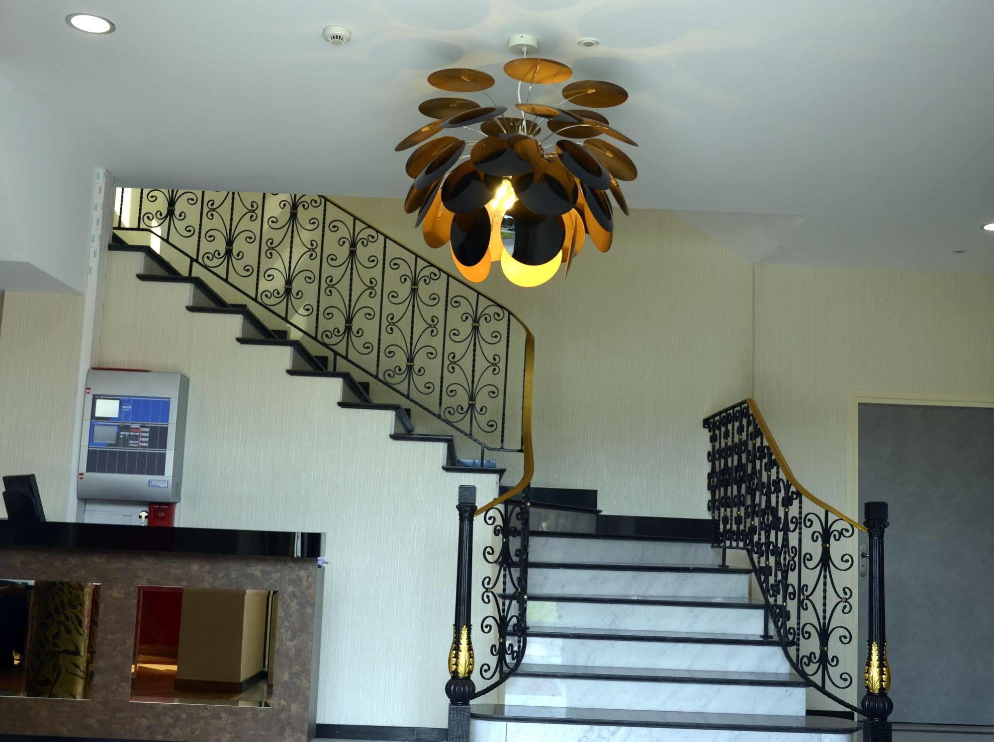Le Grand Hotel Maubeuge Eksteriør billede